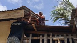 Personel TMMD Ke-127 Kodim 1514/Morotai Lanjutkan Pekerjaan Flur Lantai dan Pemasangan Lisplang RTLH