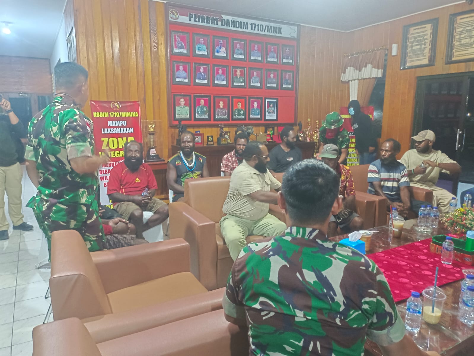 Enam Warga Diserahkan Kepada Perwakilan Keluarga, Kodim 1710/Mimika Tegaskan Proses Sesuai Prosedur Hukum