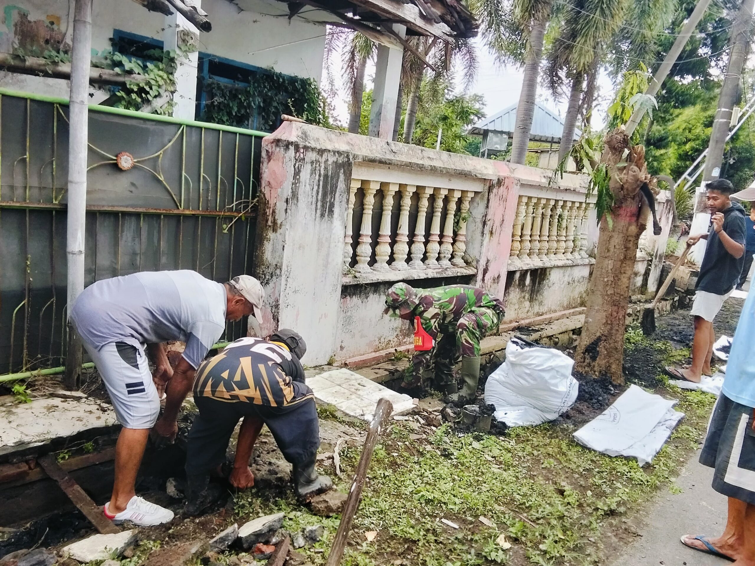 TNI-Polri, BPBD dan Warga Pakistaji Bersatu Bersihkan Drainase, Gerakan “Gotku Resik” Antisipasi Banjir di Wonoasih