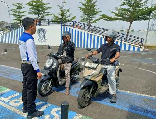 Program Polantas Tuban Menyapa Bikin Warga Tuban Ramai Bertanya Soal SIM dan STNK