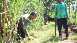 Medan Sulit Tak Surutkan Semangat, Satgas TMMD ke-128 Bangun Jalan Paving di Dusun Klagin, Brabe