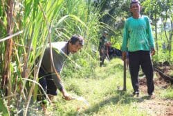 Medan Sulit Tak Surutkan Semangat, Satgas TMMD ke-128 Bangun Jalan Paving di Dusun Klagin, Brabe
