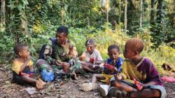 Satgas TMMD ke 128 Kodim 1801/Manokwari Berbagai Makanan Ringgan Dengan Anak-Anak Kampung Tanah Rubuh