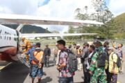 TNI-Polri Kawal Ketat Penyaluran Bantuan Pengungsi Kampung Kembru di Puncak Jaya
