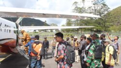 TNI-Polri Kawal Ketat Penyaluran Bantuan Pengungsi Kampung Kembru di Puncak Jaya