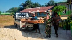 Semangat Kemanunggalan, Satgas TMMD 128 Kodim 0908/Bontang Distribusikan Material Kayu