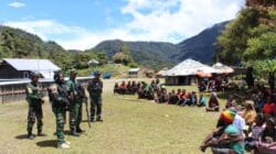 Kodim 1714/Puncak Jaya Peduli Pengungsi dan Salurkan Bantuan Kemanusiaan di Kampung Tirineri
