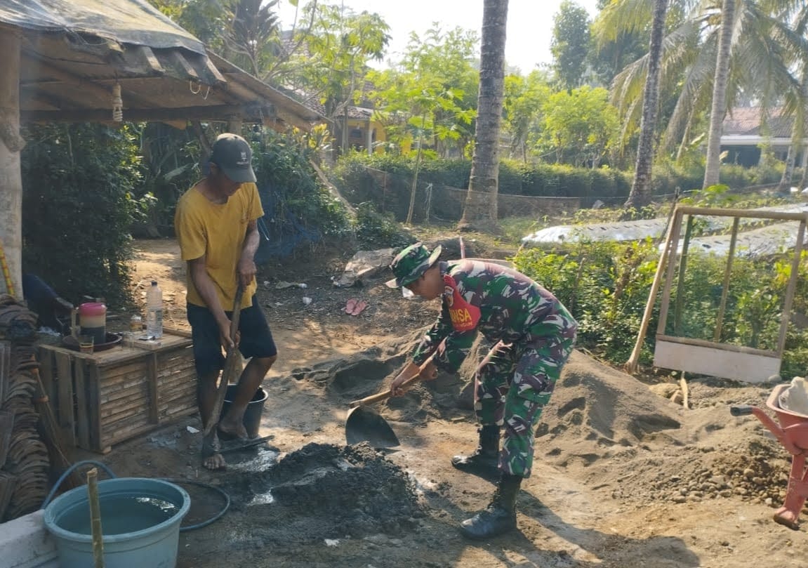 Bangun Fasilitas MCK, Babinsa Desa Binangun Gotong Royong Bantu Warga Demi Tingkatkan Sanitasi Lingkungan