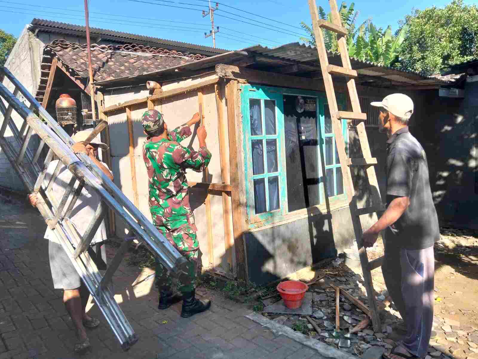 Gotong Royong Rehab RTLH, Babinsa Pakunden Bersama Warga Wujud Kepedulian Untuk Masyarakat