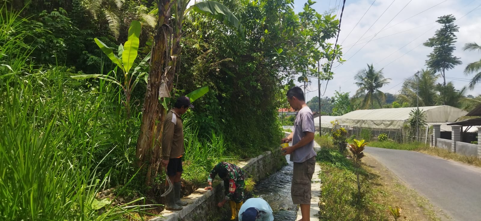 Sinergi Babinsa Dan Warga Desa Semen, Jaga Lingkungan Dan Ketersediaan Air Bersih