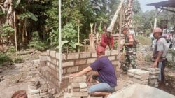 Kerja Bakti Bangun MCK Babinsa Gandean Bersama Warga, Tingkatkan Kesehatan Lingkungan