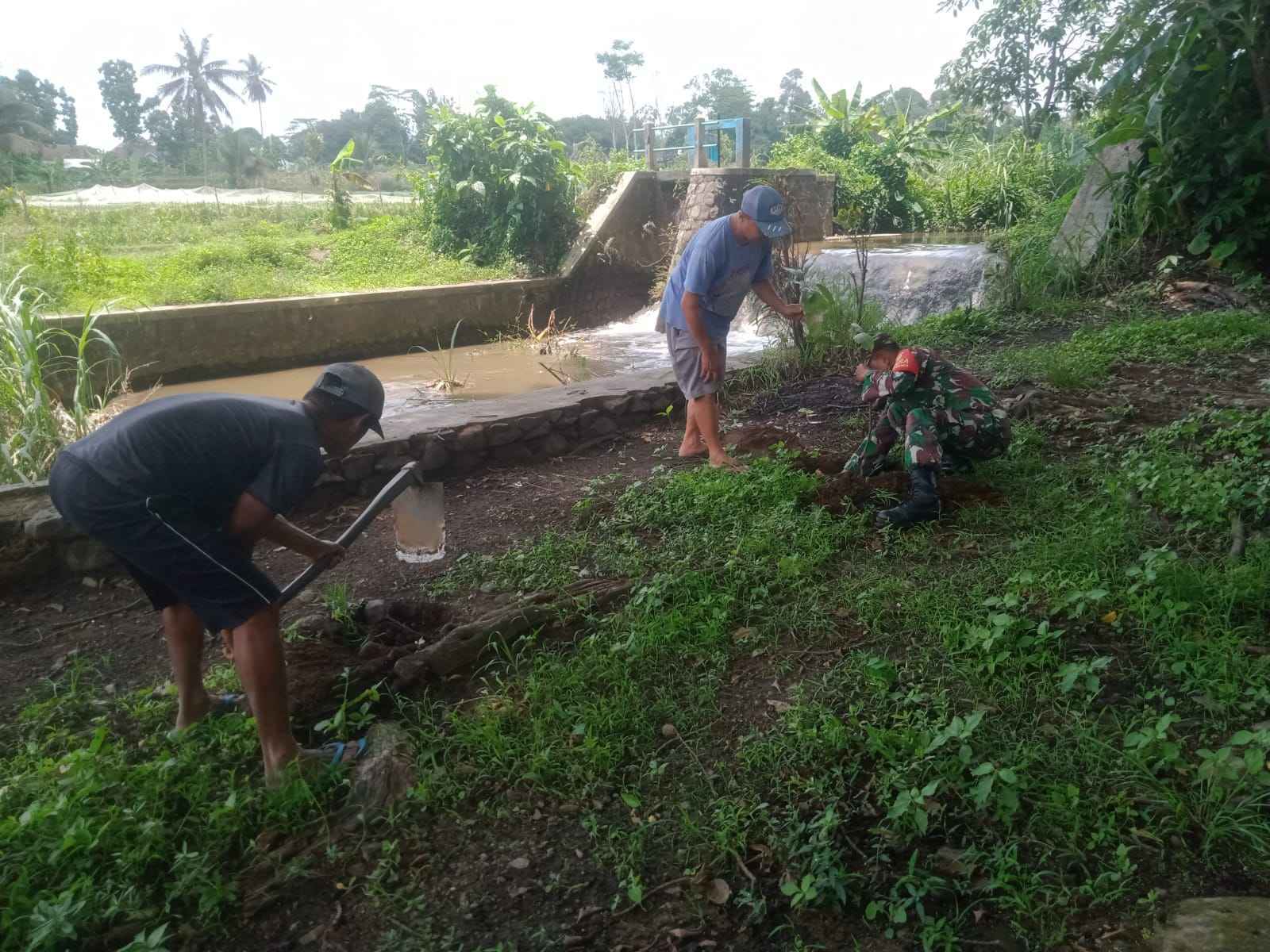 Jaga Kelestarian Alam, Babinsa Jambewangi Dan Warga Bersinergi Bersihkan Sumber Air Serta Tanam Pohon