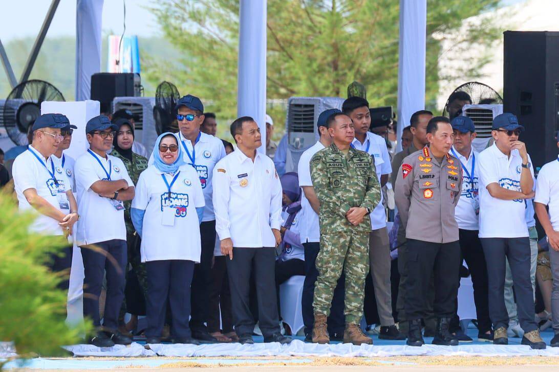 Panglima TNI Dampingi Presiden RI Prabowo Subianto Panen Raya Udang di Kebumen