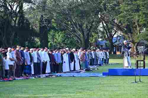Idul Adha Penuh Makna di Lanud Sultan Hasanuddin, Ribuan Warga Ikuti Sholat Id dan Berbagi Kebahagiaan Melalui Kurban Idul Adha Penuh Makna di Lanud Sultan Hasanuddin, Ribuan Warga Ikuti Sholat Id dan Berbagi Kebahagiaan Melalui Kurban