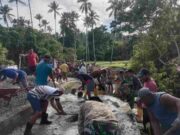 Kebersamaan Jadi Kekuatan, Personel Kodim 1505/Tidore dan Warga Gotong Royong Cor Lantai Jembatan Garuda