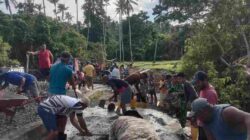 Kebersamaan Jadi Kekuatan, Personel Kodim 1505/Tidore dan Warga Gotong Royong Cor Lantai Jembatan Garuda