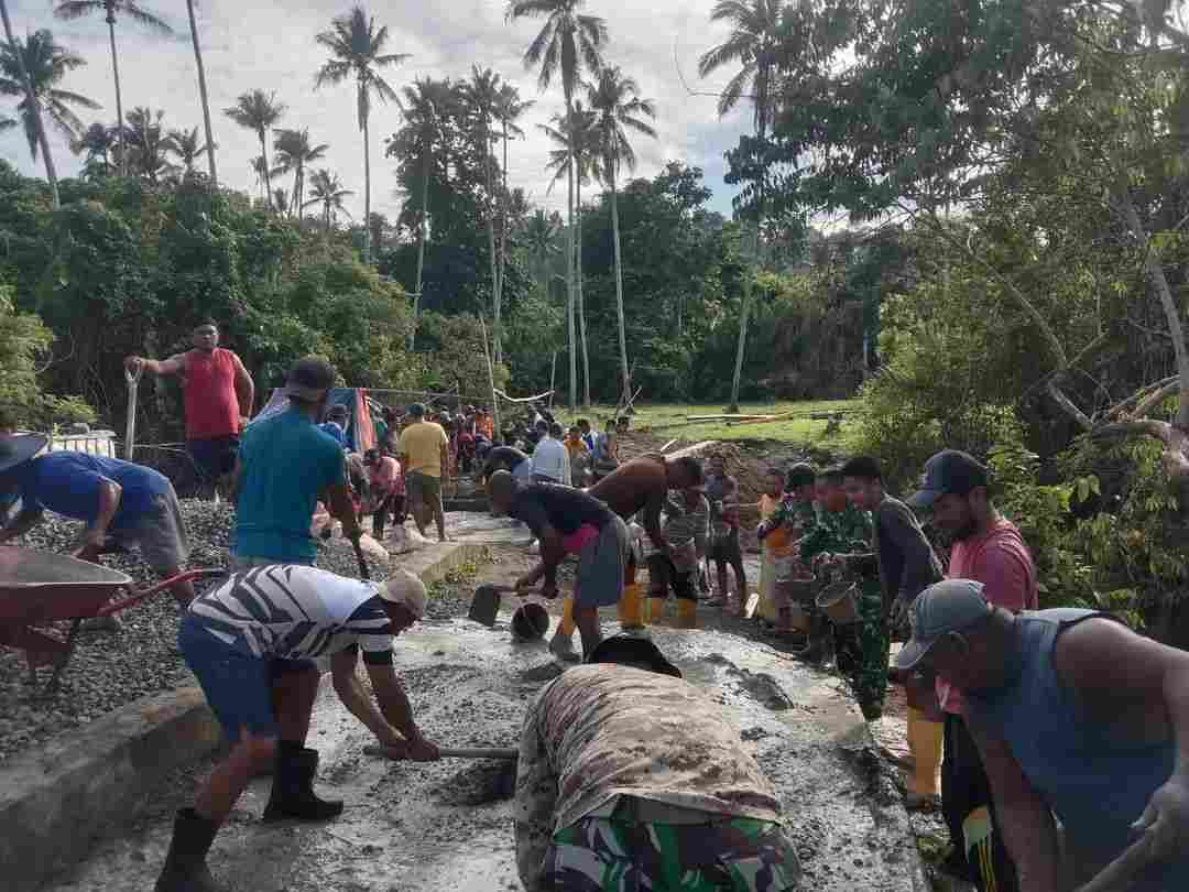 Kebersamaan Jadi Kekuatan, Personel Kodim 1505/Tidore dan Warga Gotong Royong Cor Lantai Jembatan Garuda