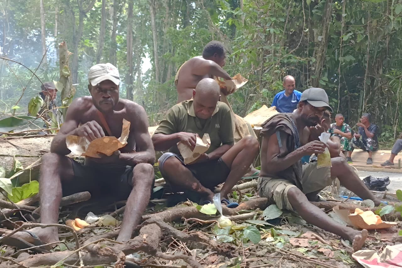 Di Balik Nasi Bungkus Ada Kebersamaan :  TMMD Ke-128 di Kampung Tanah Rubuh, Tanpa Sekat Tanpa Batas
