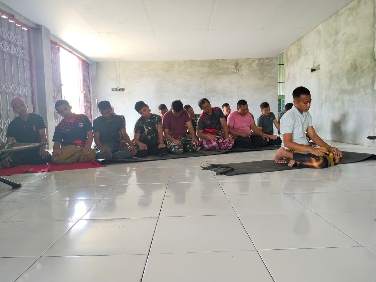 Satgas TMMD ke 128 Kodim 1801/Manokwari Bersama Warga Tetap Tunaikan Sholat Jum’at