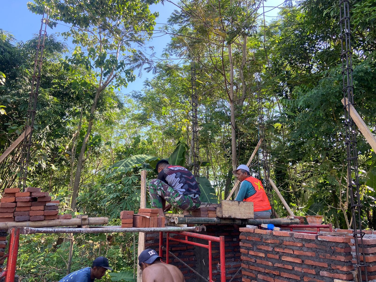 Pembangunan Musholla Baiturrohim TMMD Ke-128 di Brabe Capai 50 Persen, Warga Gotong Royong Bersama Satgas
