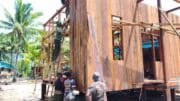 Satgas TMMD dan Warga Kebut Pemasangan Dinding Rumah Niko Makare