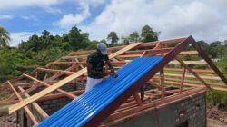 Satgas TMMD Ke-128 Kodim 1801/Manokwari Memasuki Tahap Pemasangan Atap Rehab Rumah Warga