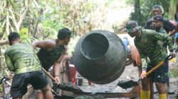Percepat Pengecoran Jalan, Satgas TMMD ke-128 Kodim 1801/Manokwari Gotong Royong Gunakan Molen