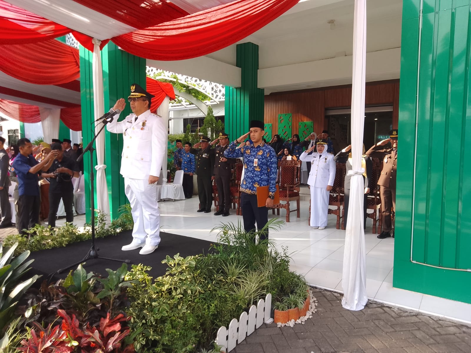 Kapten Inf Yahudin Mewakili Komandan Kodim 0820/Probolinggo Hadiri Upacara Peringatan Hari Pendidikan Nasional