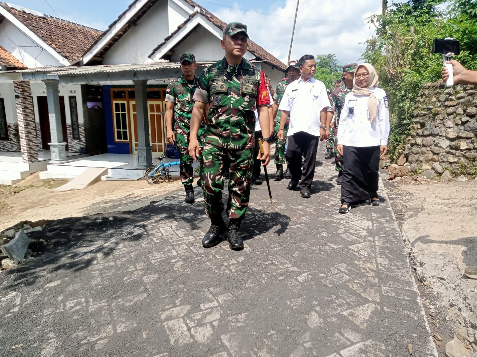 Danrem 083/Bdj Tinjau Langsung Progres Pembangunan TMMD di Desa Brabe