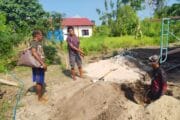 TNI Laksanakan Penggalian Septictank Rumah Warga dalam Program TMMD ke-128 Kodim 1801/Manokwari