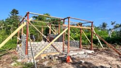 Mama Dabida Dowansiba Gembira, Rumah Mulai Dipasang Dinding Oleh Satgas TMMD Ke-128 Kodim 1801/Manokwari