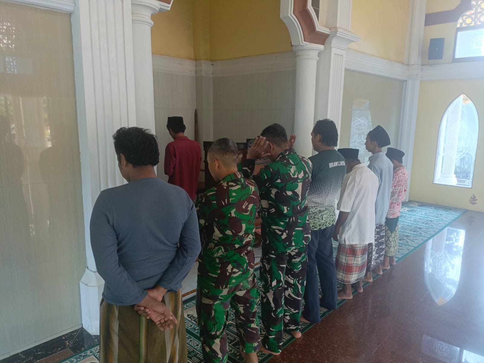 Tingkatkan Kemanunggalan, Satgas TMMD Ke-128 Sholat Asar Berjamaah Bersama Warga Desa Brabe