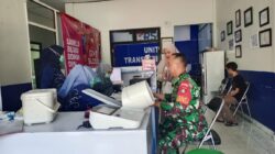 Peduli Sesama, Babinsa Koramil Barabai Bantu Pasien dengan Donor Darah