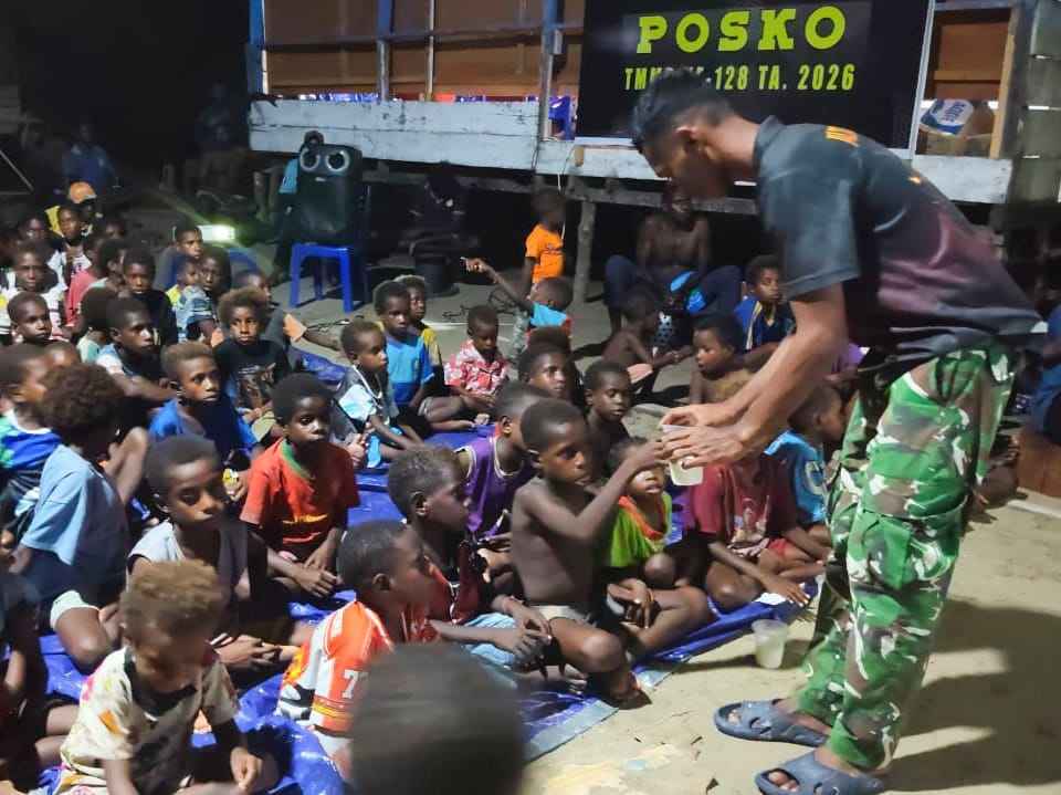 Nonton Bareng Film Edukasi, Satgas TMMD Bagikan Makanan Bergizi kepada Anak-Anak Kampung Keakwa