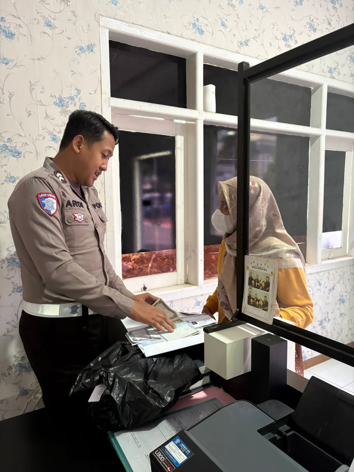 Cerita Pagi di Tuban, Polantas Tuban Sapa Warga Sambil Layani SIM STNK BPKB Cerita Pagi di Tuban, Polantas Tuban Sapa Warga Sambil Layani SIM STNK BPKB