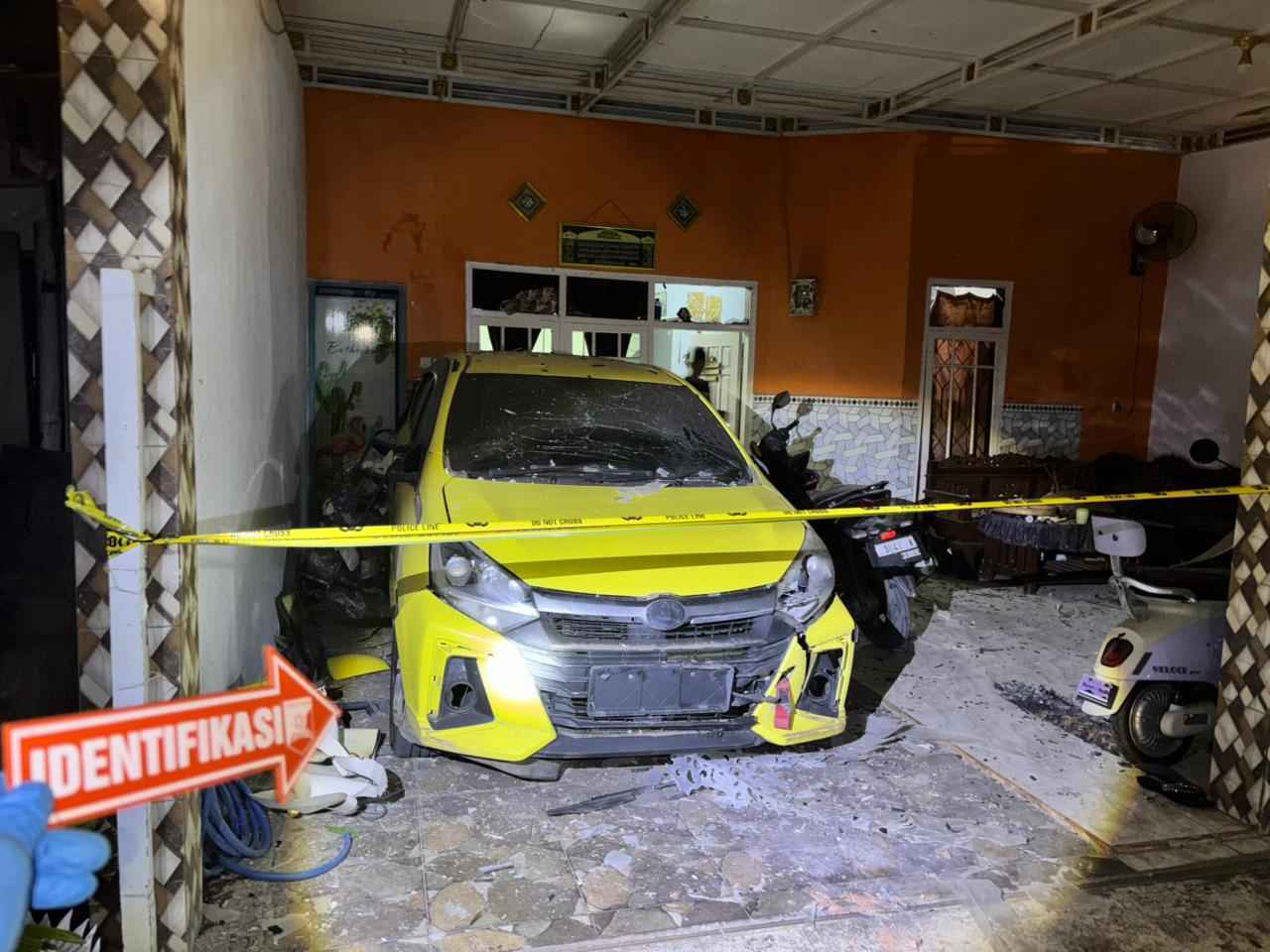 Dini Hari Mencekam di Kraksaan, Rumah Warga Jadi Sasaran Ledakan Petasan, LIBAS88: Tangkap Semua Pelakunya!