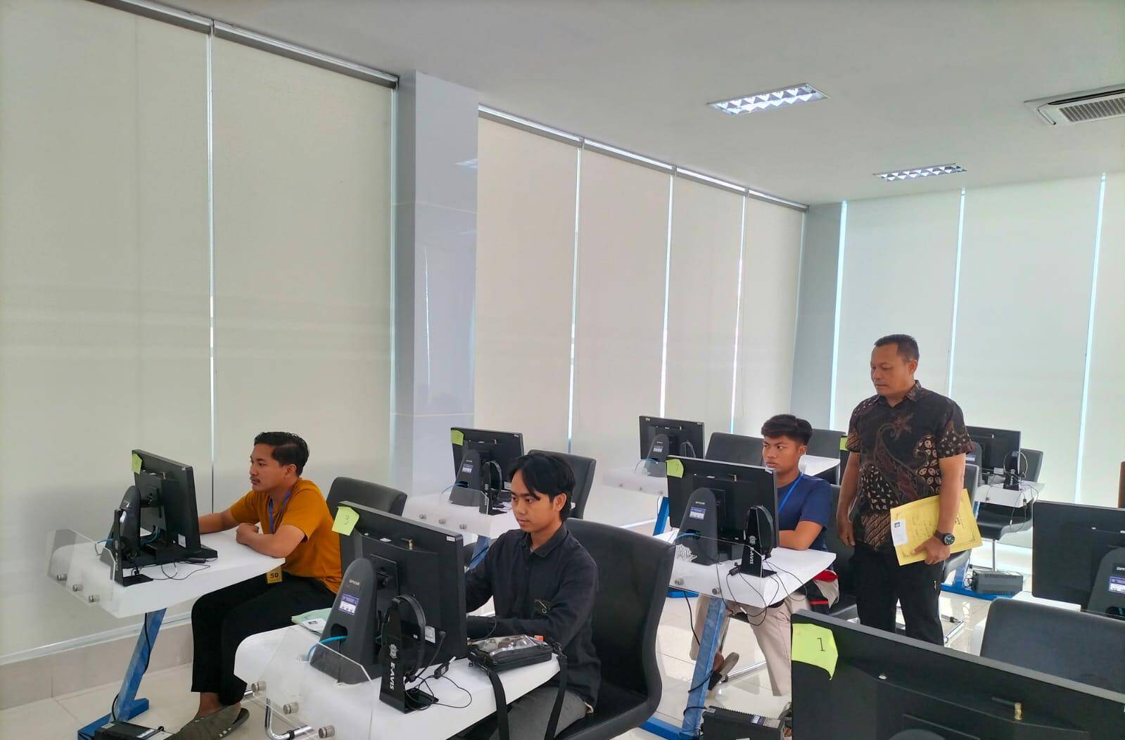 Warga Tuban Mendadak Berkerumun, Polantas Tuban Bahas SIM dan STNK