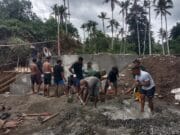 Penuh Semangat, TNI dan Warga Gotong Royong Cor Dudukan Jembatan Garuda