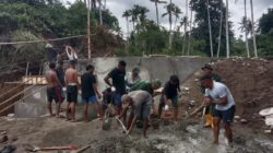Penuh Semangat, TNI dan Warga Gotong Royong Cor Dudukan Jembatan Garuda