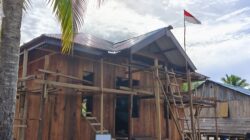 Satgas TMMD Ke-128 Kodim 1710/Mimika: Pemasangan Atap Rampung, Progres Pembangunan 5 Rumah Capai 90 Persen Satgas TMMD Ke-128 Kodim 1710/Mimika: Pemasangan Atap Rampung, Progres Pembangunan 5 Rumah Capai 90 Persen
