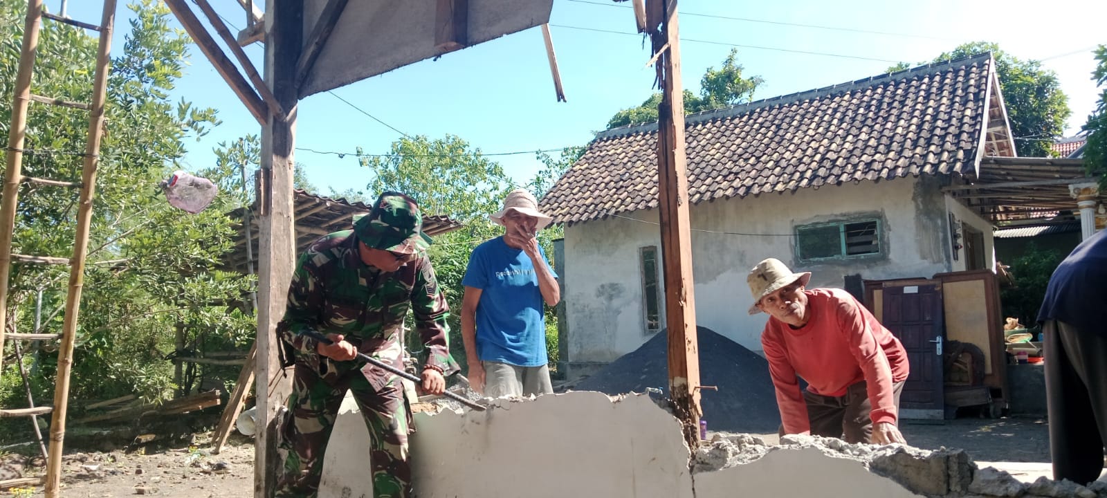 Wujud Nyata Kemanunggalan, Koramil Leces Bantu Proses Pembangunan Rumah Warga