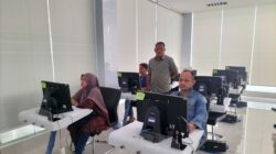 Pagi Ceria di Tuban: Polisi Menyapa dan Edukasi Administrasi Kendaraan Sambil Santai