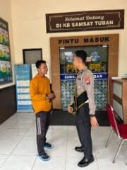 Polantas Tuban Turun ke Jalan, Warga Tersenyum Tahu Cara Urus SIM & STNK