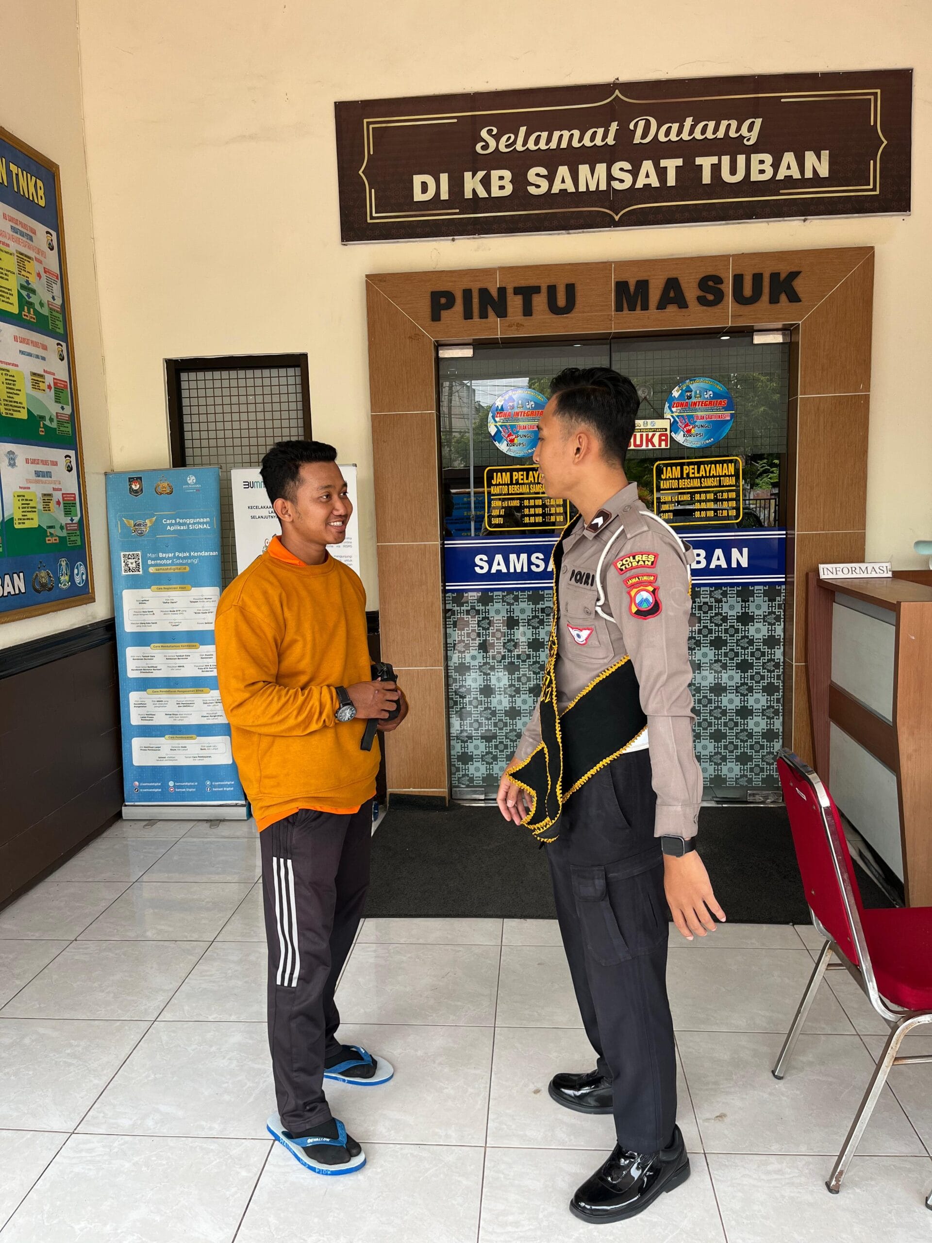 Polantas Tuban Turun ke Jalan, Warga Tersenyum Tahu Cara Urus SIM & STNK