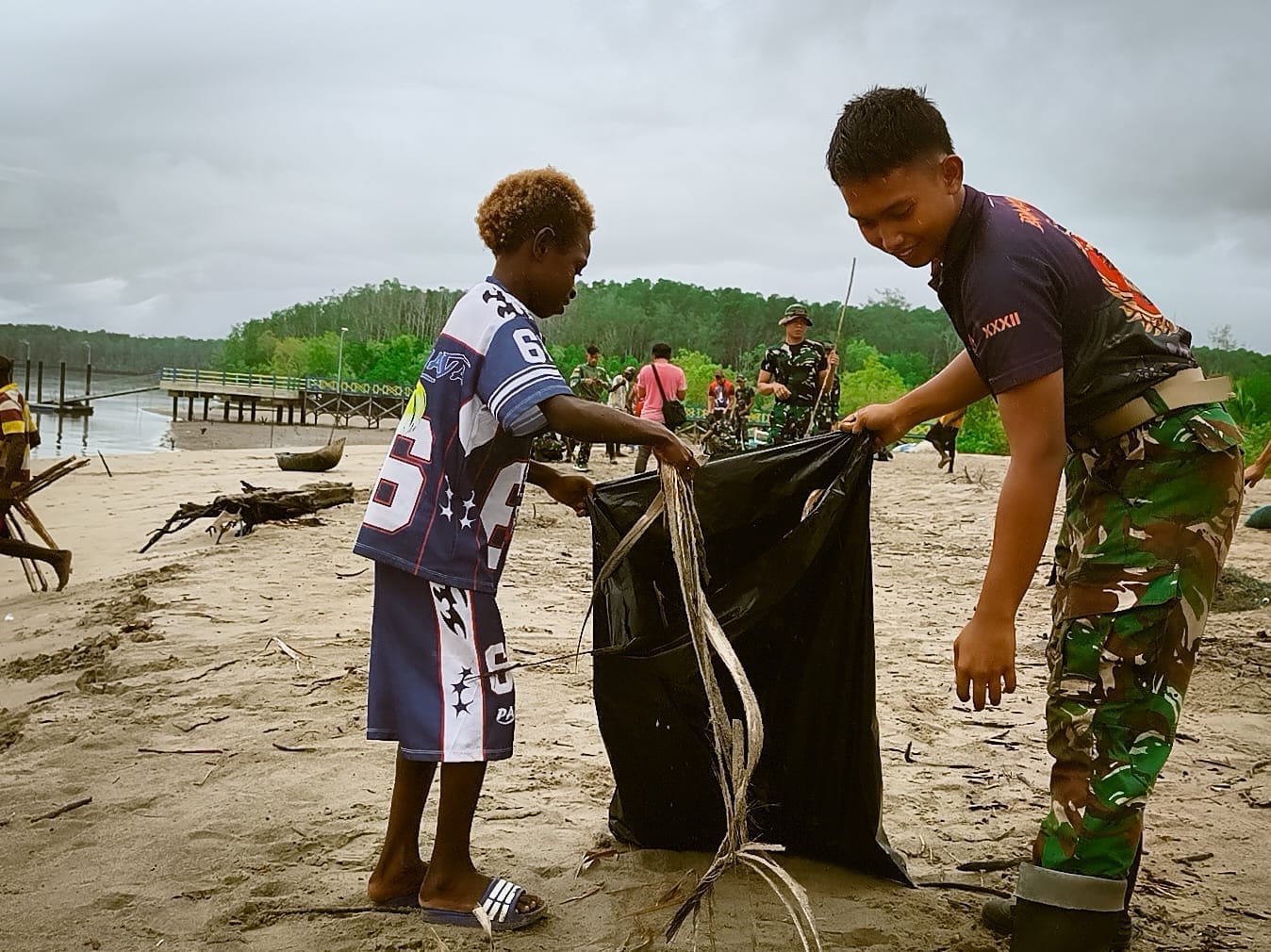 Aksi Bersih Pantai Keakwa oleh Satgas TMMD Kodim 1710/Mimika Aksi Bersih Pantai Keakwa oleh Satgas TMMD Kodim 1710/Mimika