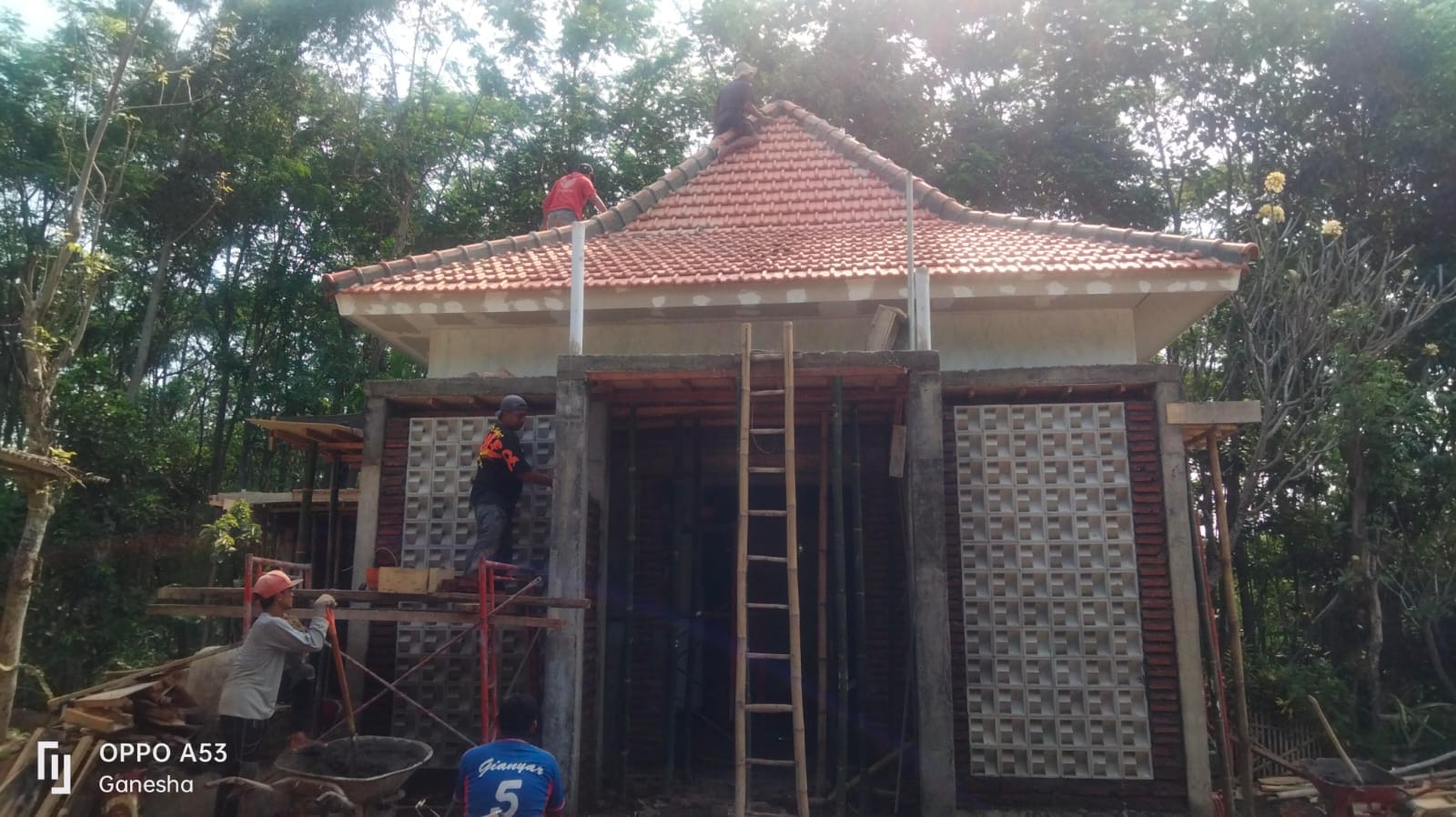 TMMD Ke-128 Fokus Selesaikan Bagian Atas Mushola di Dusun Klagin Desa Brabe
