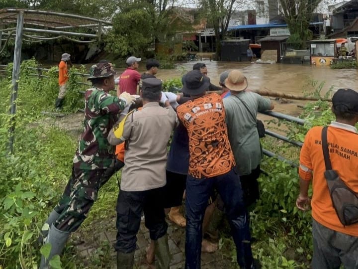 Gotong Royong Bersihkan Sungai Barabai, Babinsa dan Relawan Turun Tangan Gotong Royong Bersihkan Sungai Barabai, Babinsa dan Relawan Turun Tangan