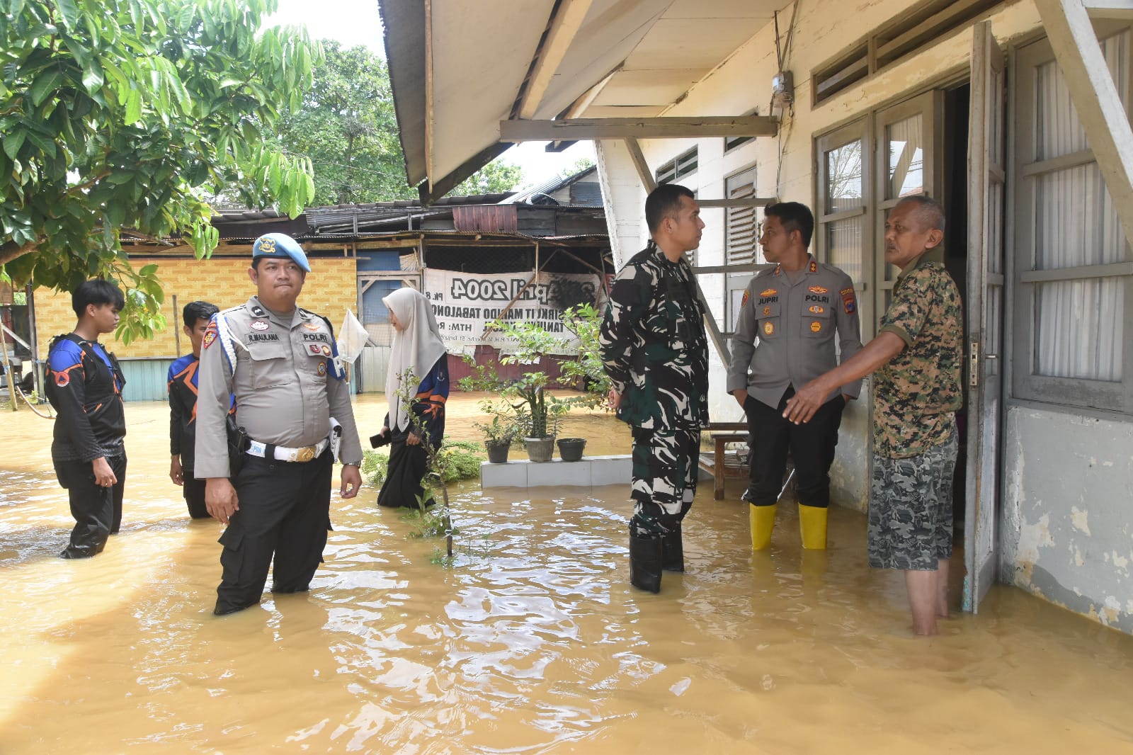 Dandim 1002/HST dan Kapolres HST Hadir di Tengah Warga Terdampak Banjir Dandim 1002/HST dan Kapolres HST Hadir di Tengah Warga Terdampak Banjir