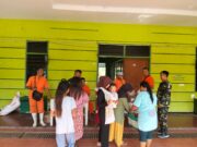 Koramil Wonomerto Melakukan Pendampingan Dalam Pembagian Sembako Kepada Masyarakat