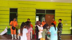 Koramil Wonomerto Melakukan Pendampingan Dalam Pembagian Sembako Kepada Masyarakat